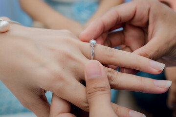 สวมแหวน Put on a ring