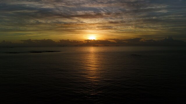 Nascer do sol na orla 