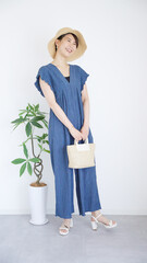 女性の夏服ファッションコーディネート全身