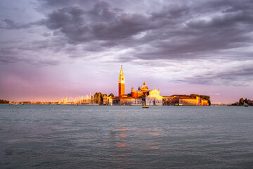 Coucher de soleil sur l'Église insulaire blanc San Giorgio Maggiore, Venise, Italie