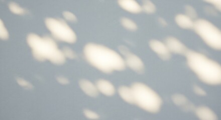 Lumière douce diffuse taches floues mur clair ombre naturelle. AI Generated