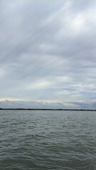 Obraz premium View of the sea with calm waves under a serene cloudy sky