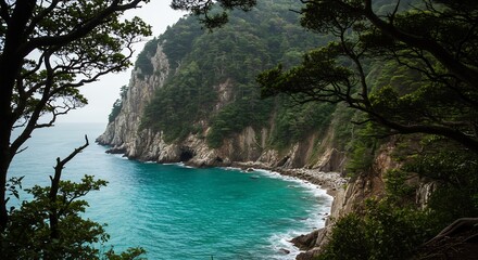 緑深く輝く海岸線 神秘的穏やか自然風景 透き通る海と岩肌. AI Generated