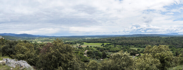 Le Belvédère de Moissac-Bellevue en Provence dominant la plaine agricole, faunistique et...