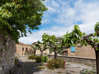 Perché sur une colline, le Village provençale de Moissac-Bellevue (Var). Placette ombragée...