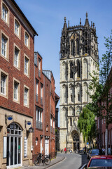 Blick von der Frauenstraße auf den Kirchturm der Liebfrauen-Überwasserkirche in Münster