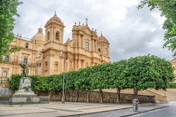 noto, italien - dom san nicolo und denkmal