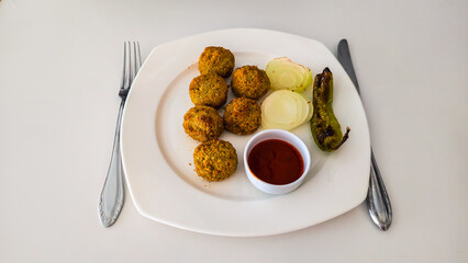 Falafel with sauce and vegetables