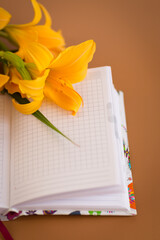 Naklejka premium Floral notebook background in Pantone Mocha Mousse tone