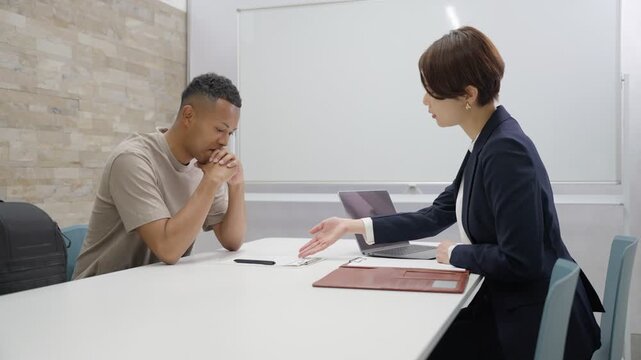 困る外国人労働者とサポートするスタッフ