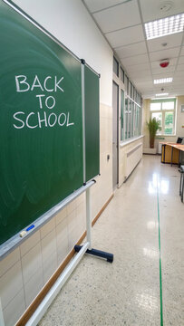 Gr&uuml;ne Schultafel mit Back-to-School-Schriftzug im Schulflur