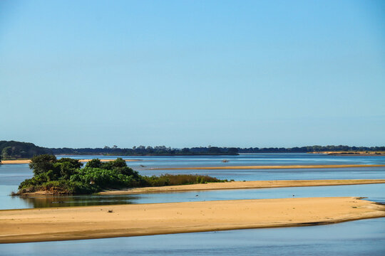 S&atilde;o Jo&atilde;o da Barra, RJ, Brazil, 07/15/2025 - Para&iacute;ba do Sul River viewed from the Deputy Jo&atilde;o Peixoto Integration Bridge