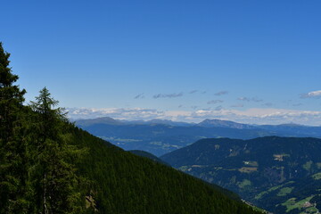 Schöne Landschaft mit Dolomitenblick im Ultental in Südtirol 