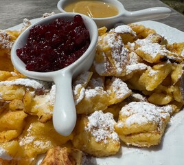 Kaiserschmarren eine Spezialität in den Alpen