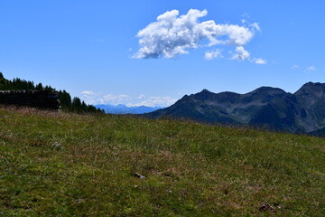 Schöne Landschaft im Ultental in Südtirol mit Dolomitenblick 