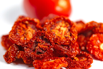 Getrocknete Tomaten vor weißem Hintergrund