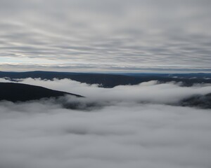 Obraz premium Misty Mountain Peaks Above Cloudscape Dramatic Landscape Photography