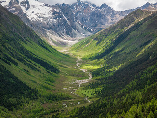 Naklejka premium Beautiful aerial view of U-shaped valley landscape in Baima Snow Mountain