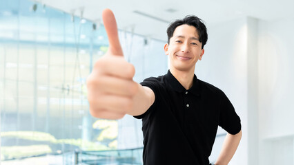 いいね！のポーズをする男性ビジネスマン