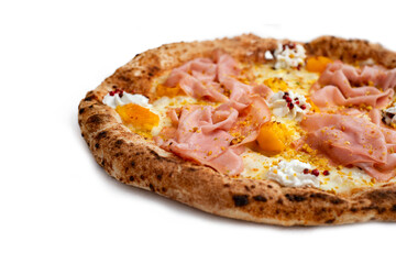 Pizza con mortadella, mousse di ricotta e pomodorini, cibo italiano 