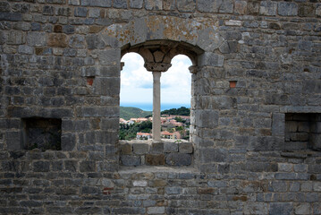 Resti del castello medievale con finestra, la Rocca a Campiglia Marittima, Toscana, Italia