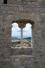 La Rocca di Campiglia Marittima, resti del castello medievale con finestra, Toscana, Italia