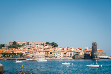 Vue sur le village de Collioure. Eglise de Collioure en travaux. Réfection du clocher de Collioure. Village de méditerranée. Port de Collioure