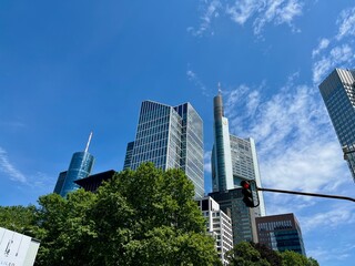 Ein Spaziergang durch die Frankfurter Innenstadt zum Maintower mit Blick zur Skyline am Abend