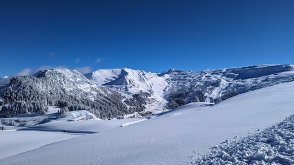 Obraz premium This landscape captures the vastness and beauty of a major ski domain, evoking feelings of freedom, adventure, and the crisp, clean air of a perfect day in the high mountains.