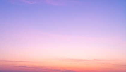 朝焼けを映す薄雲とグラデーションの空