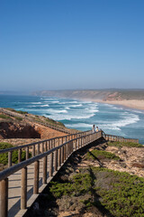 Obraz premium Scenic boardwalk overlooking the wild Atlantic coast in Algarve, Portugal