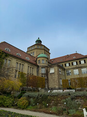 Obraz premium Architectural view of a European building with lush gardens