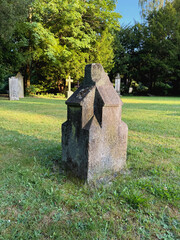Alter gotischer Spitzgiebel Grabstein auf einem deutschen Friedhof