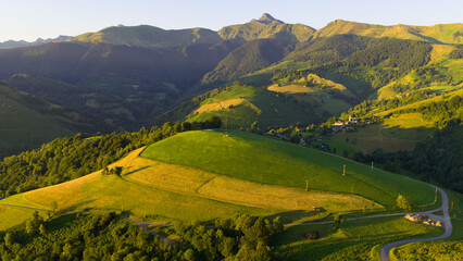 Montagnes et collines vertes