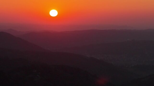 Coucher de soleil rouge et horizon