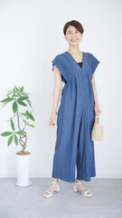 女性の夏服ファッションコーディネート全身