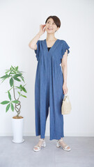 女性の夏服ファッションコーディネート全身