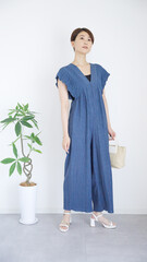 女性の夏服ファッションコーディネート全身