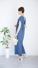 女性の夏服ファッションコーディネート全身