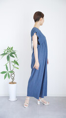 女性の夏服ファッションコーディネート全身