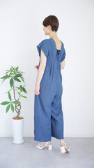 女性の夏服ファッションコーディネート全身