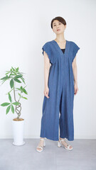 女性の夏服ファッションコーディネート全身