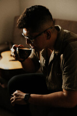 hombre tomando café