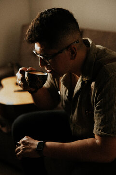 hombre tomando caf&eacute;