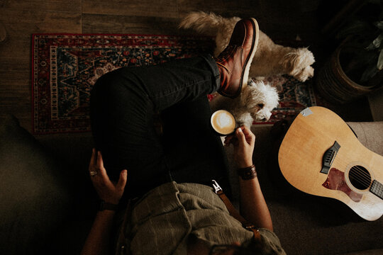 tomando caf&eacute;