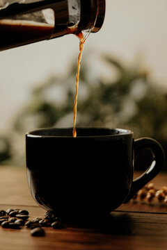 sirviendo caf&eacute;