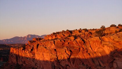 夕陽に染まる岩稜のシルエット