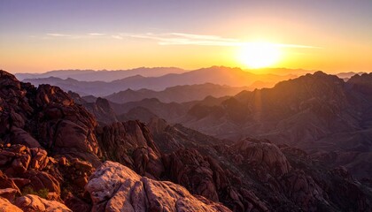 夕陽に染まる岩稜のシルエット