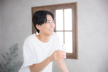 朝に水を飲む男性　水分補給などのクローズアップ