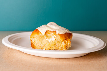 Cinnamon bun with frosting